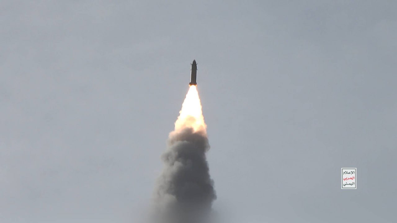 فیدیو | فشل واضح للدفاعات الأمريكية "ثاد" والقبة الحديدية الإسرائيلية في التصدي لصاروخ يمني