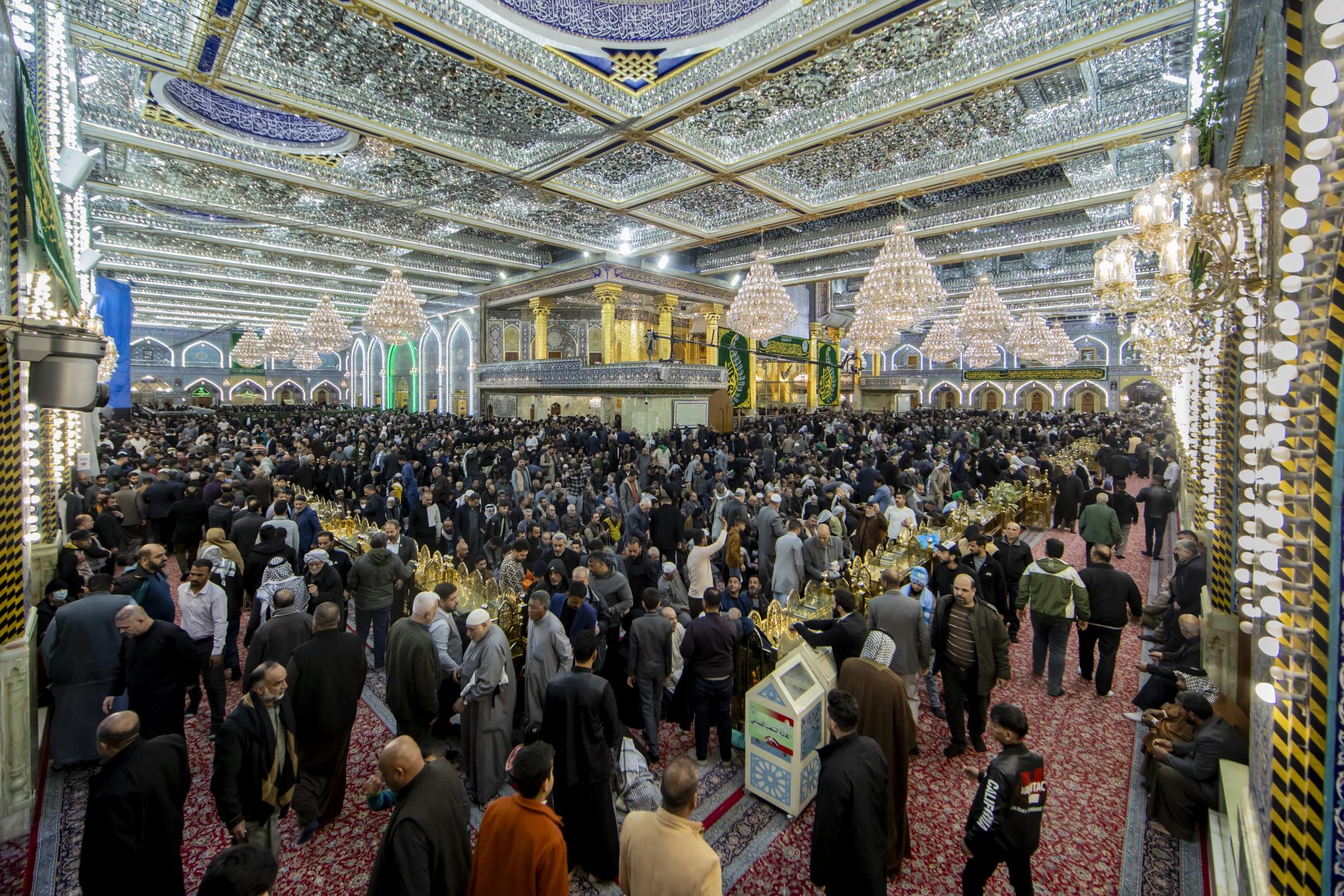 Crowds of visitors revive Thursday night at Al-Abbas shrine (+Photos)