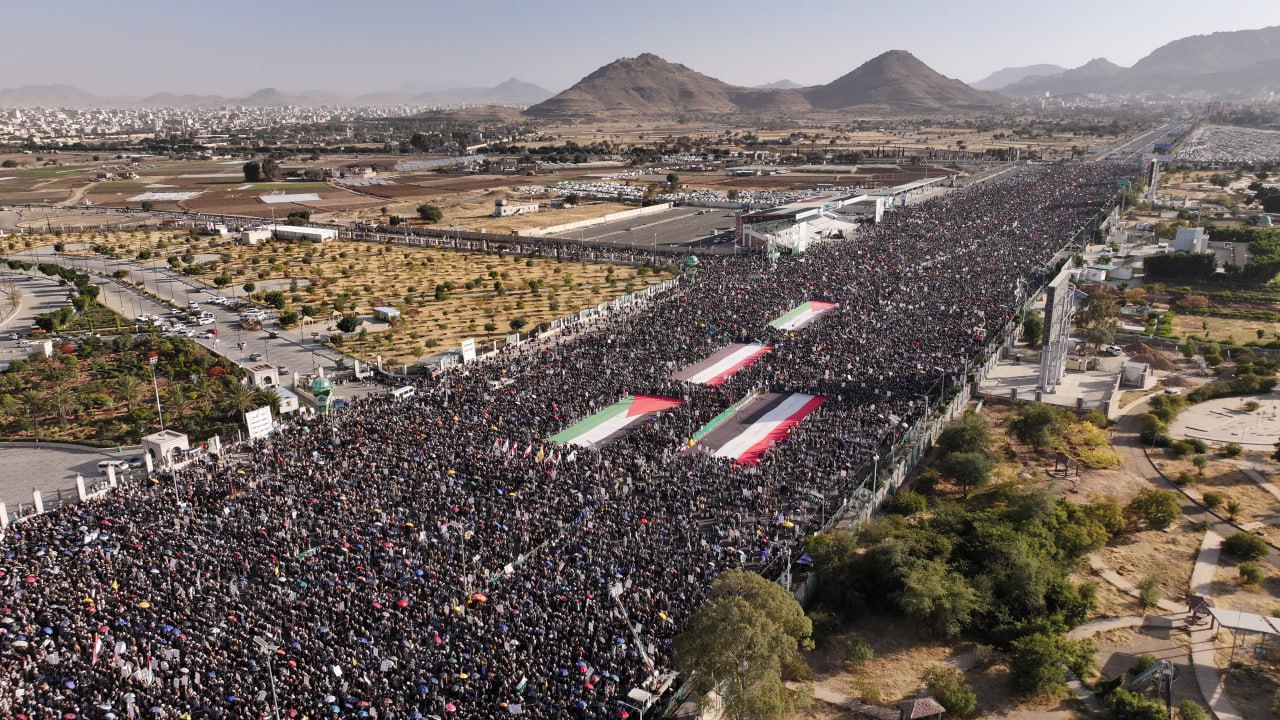 في تحد صريح للعدو الصهيوني الأمريكي.. حشود مليونية بصنعاء تؤكد الإسناد لغزة +(صور)