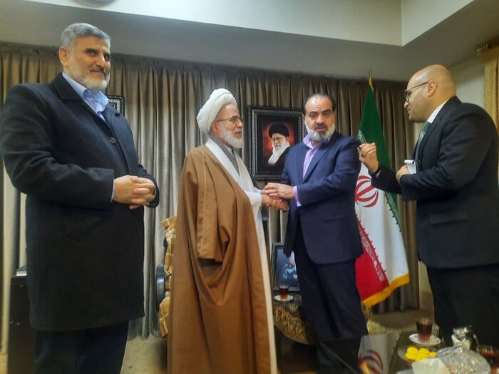 هدیه رهبر معظم انقلاب به سرکنسول عراق در کرمانشاه + ویدیو
