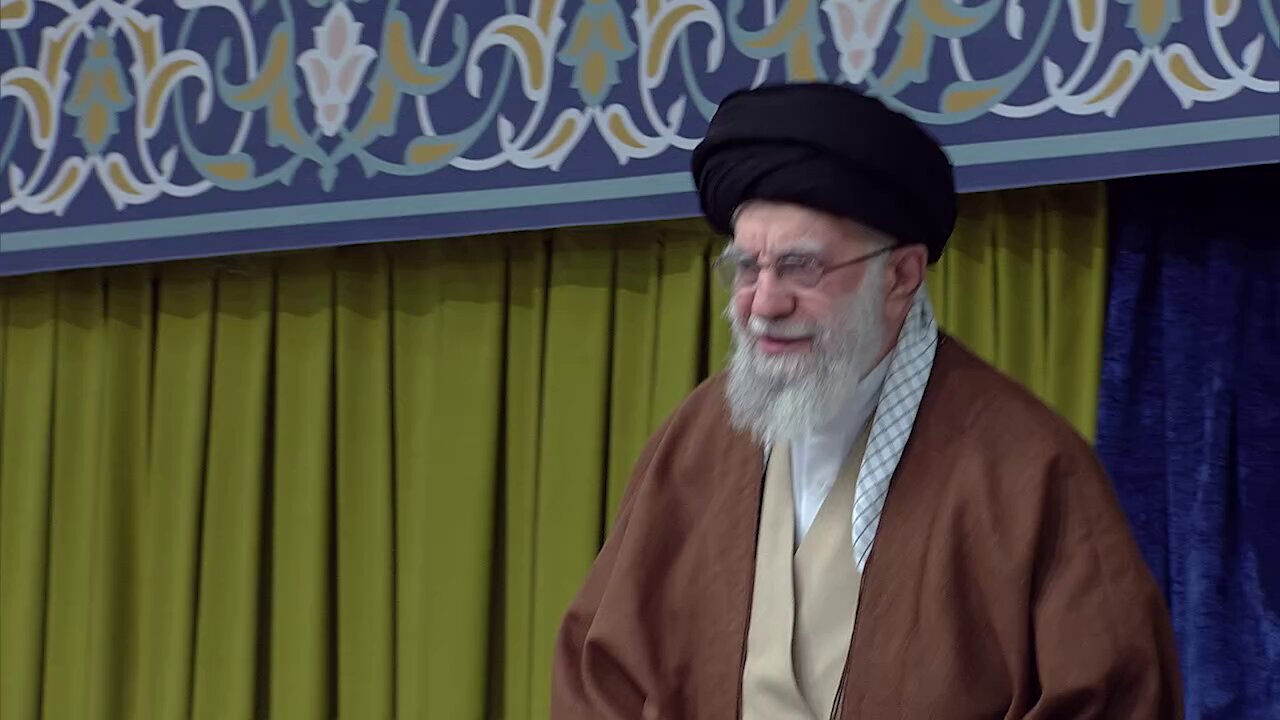 فيديو | لحظة دخول الإمام الخامنئي إلى حسينيّة الإمام الخميني (قده) للقاء الشعراء والمداحيين