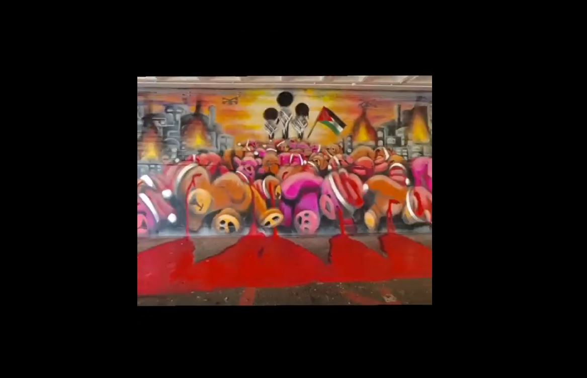 Video: A pro-Palestine artist painted a Christmas mural in Penge, London in solidarity with Gaza children