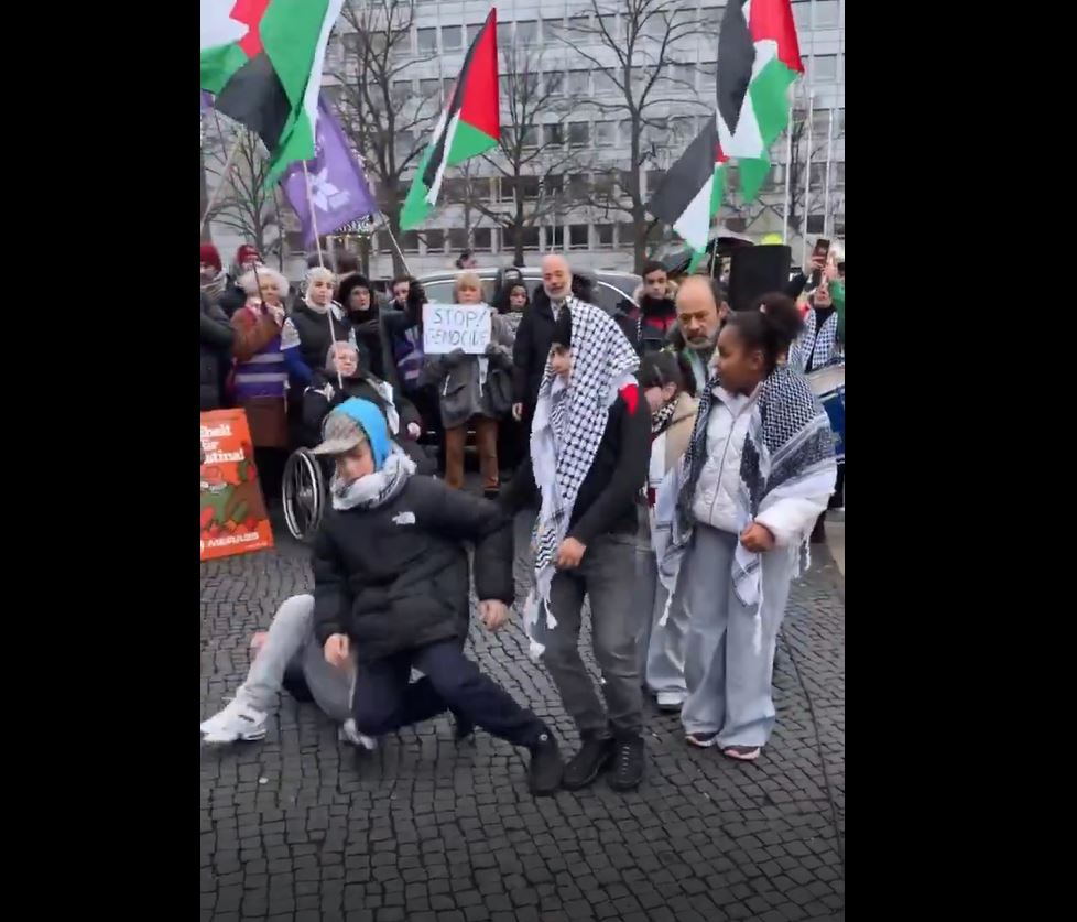 Video: A group of children in Berlin performe a dramatic scene depicting Israeli bombing of Gaza children