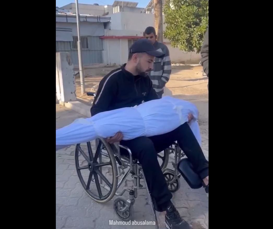Video: A wounded Palestinian father bids last farewell to his child martyred in Israeli attack on Gaza 