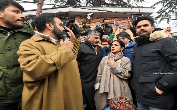   आगा रूहुल्लाह महदी,अपनी ही सरकार के खिलाफ प्रदर्शन कर रहे हैं NC सांसद