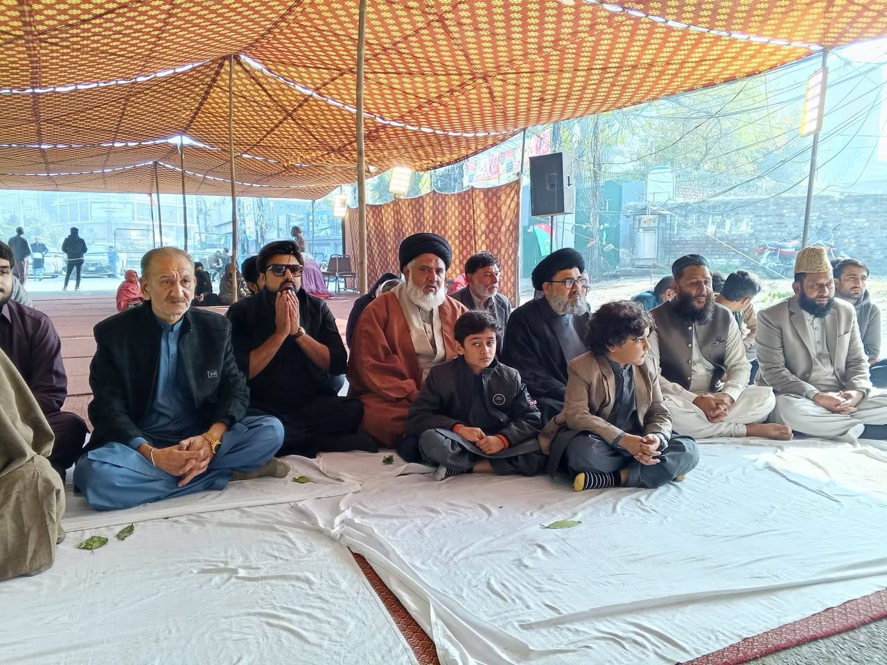 Video / Photos: Presence of Sunni figures in protest sit-in in Lahore supporting oppressed Shias of Parachinar