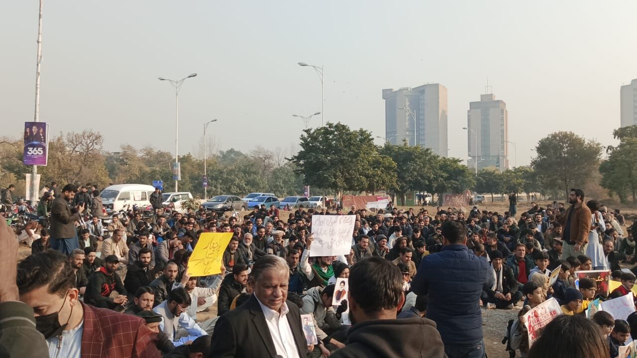 Pakistan’s Shia Muslims hold protest to condemn Parachinar tragedy