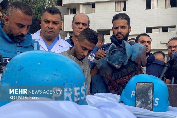 Katil İsrail yine gazetecileri hedef aldı: 5 şehit