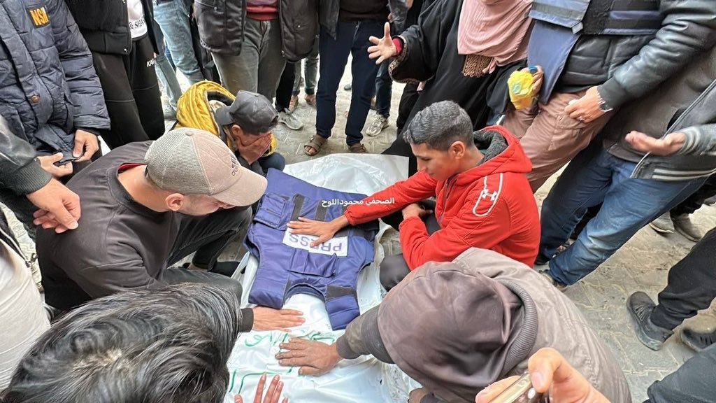 Videolar / Fotolar: Qəzzanın Nuseyrat bölgəsində faşist cühüd rejiminin hücumu zamanı şəhid olan növbəti 5 jurnalistin dəfn mərasimi