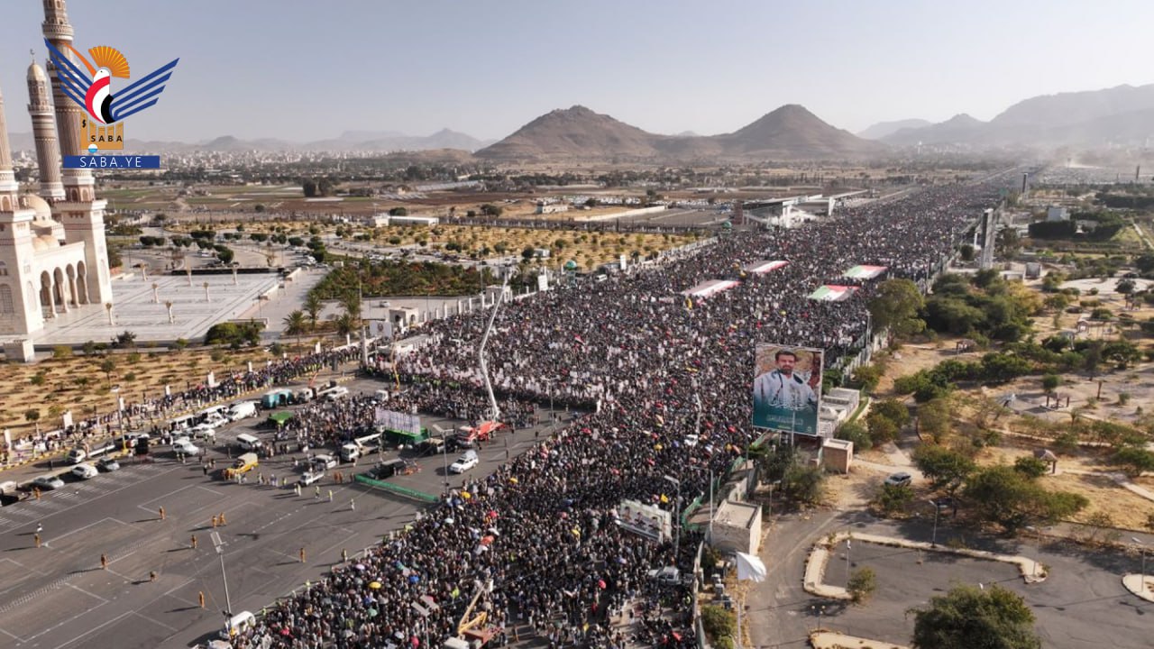 الشعب اليمني يؤكد في مسيرته الأسبوعية “ثابتون مع غزة العزة… بلا سقف ولا خطوط حمراء”