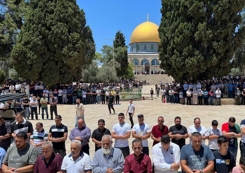 40,000 Muslim worshipers perform Friday prayer at Aqsa Mosque