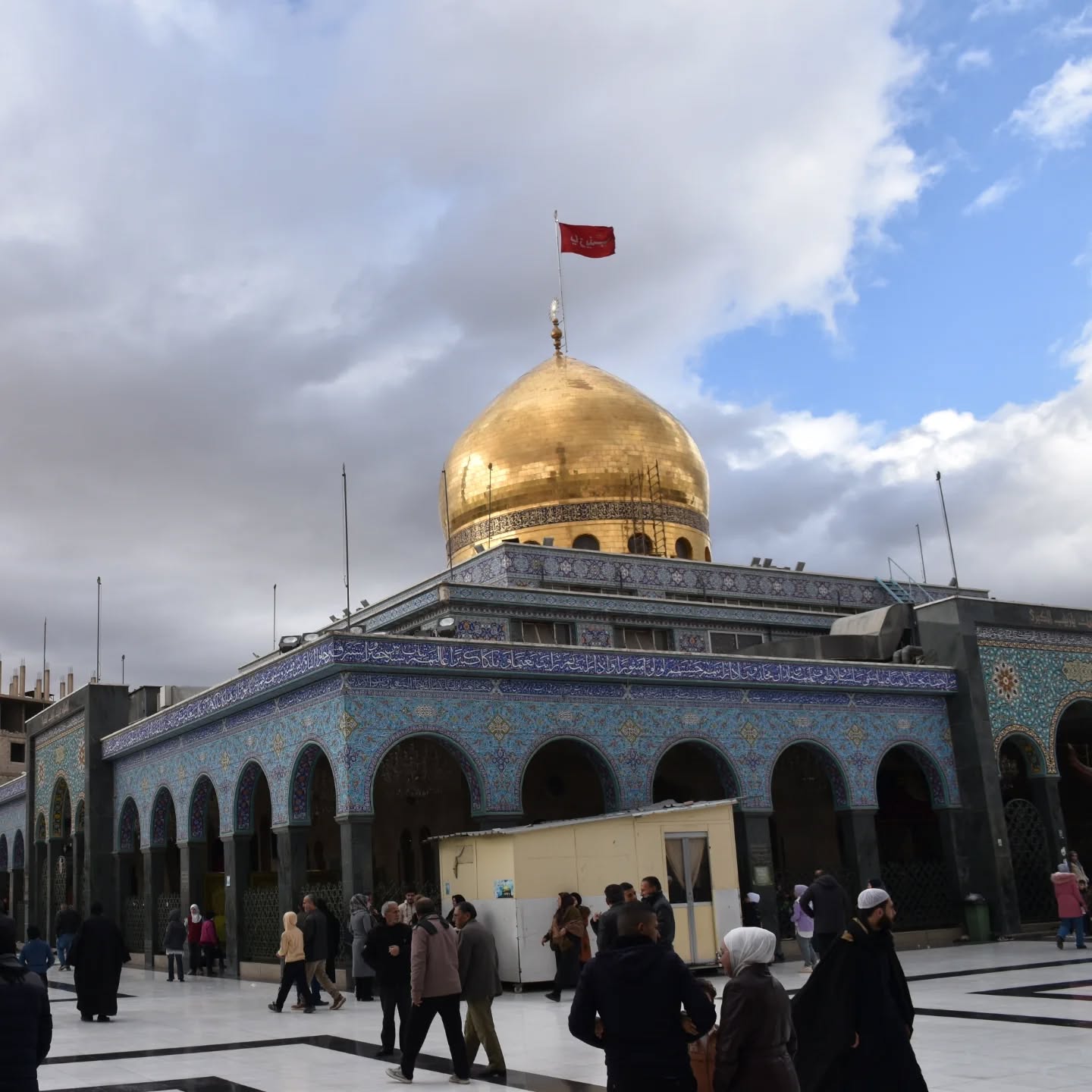 Ripoti ya Picha | Swala ya Ijumaa ya Mashia wa Syria katika Haram Tukufu la Hazrat Zainab (s.a)