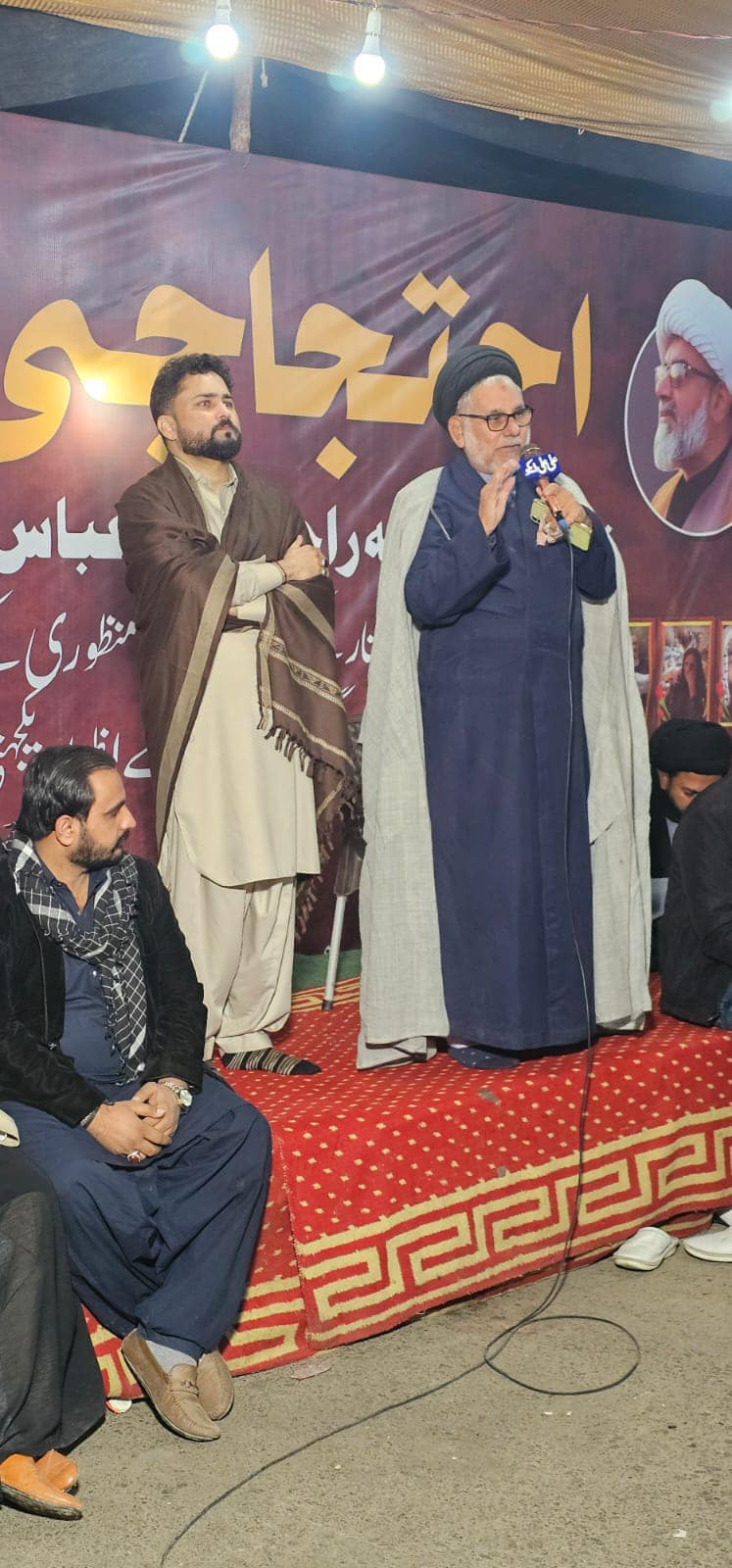 Photos: Presence of Sunni scholars alongside Shi'ite people on fourth night of sit-in in Karachi in solidarity with Parachinar