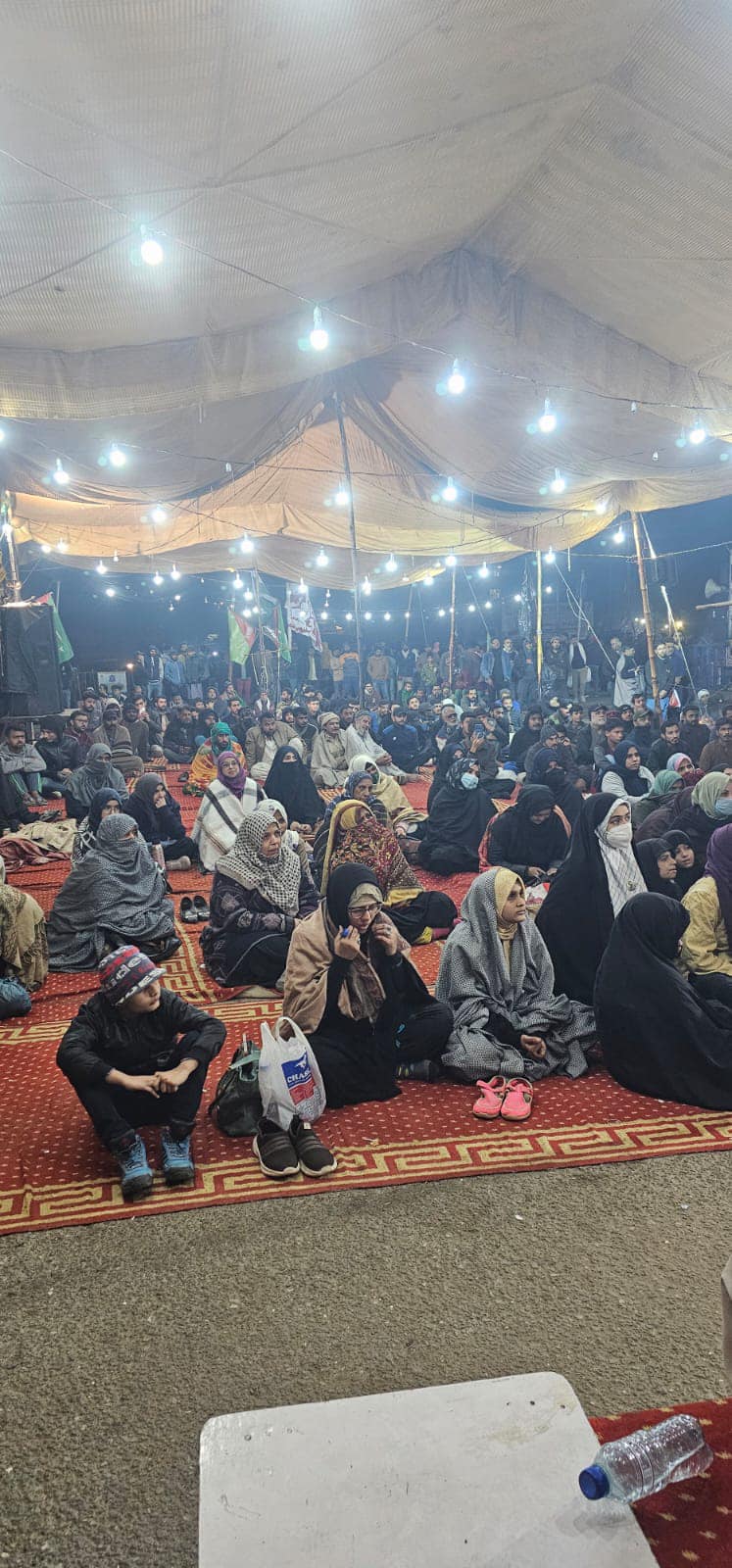 Photos: Presence of Sunni scholars alongside Shi'ites on fourth night of sit-in in Karachi, Pakistan, in solidarity with Parachinar people