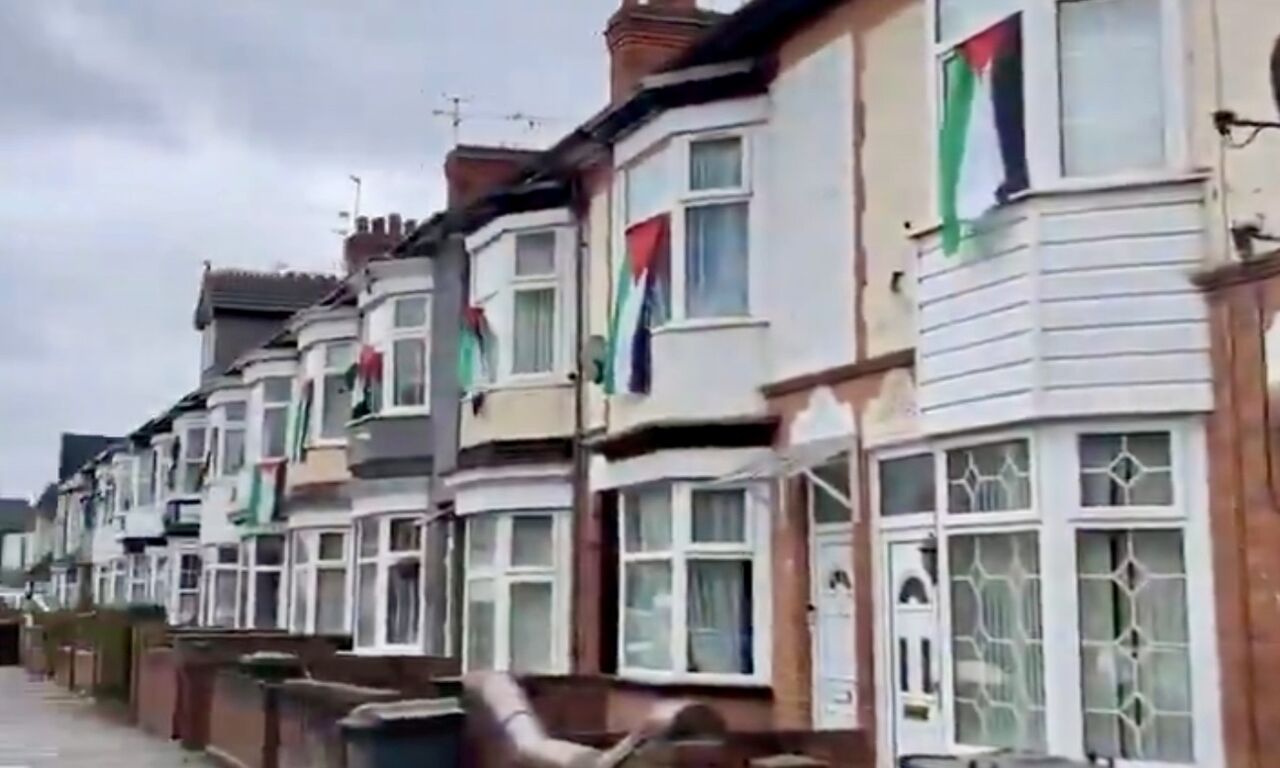 Uungaji Mkono kwa Gaza huko Brighton, Uingereza, kwa kuinua Bendera ya Palestina juu ya nyumba