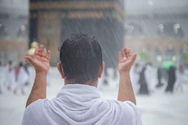 朝觐者沐浴在安拉的怜悯雨水下+视频