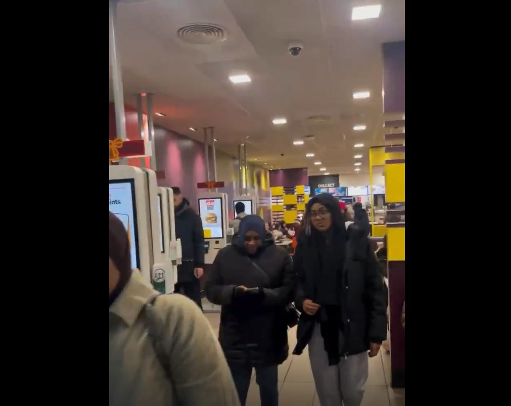 Video: An activist in London, entered McDonald to inform about Israeli genocide in Gaza