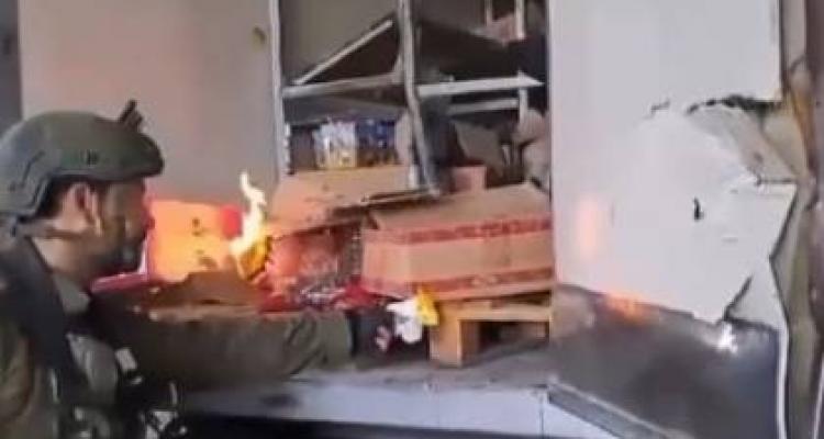 فيديو |  جنود الاحتلال يحرقون شاحنة مساعدات إنسانيَّة في الشّجاعيّة بغزَّة