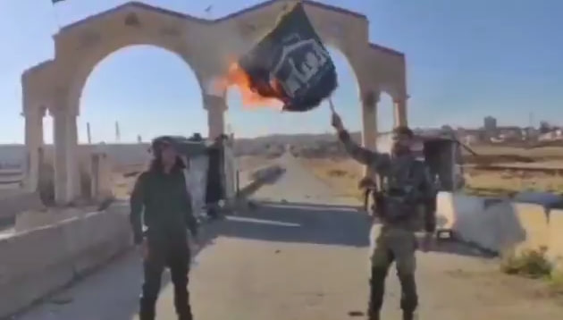 فيديو | عناصر جيش تحرير الشام يحرقون راية عزاء عليها شعار "العباس" من مدخل نبل و الزهراء 