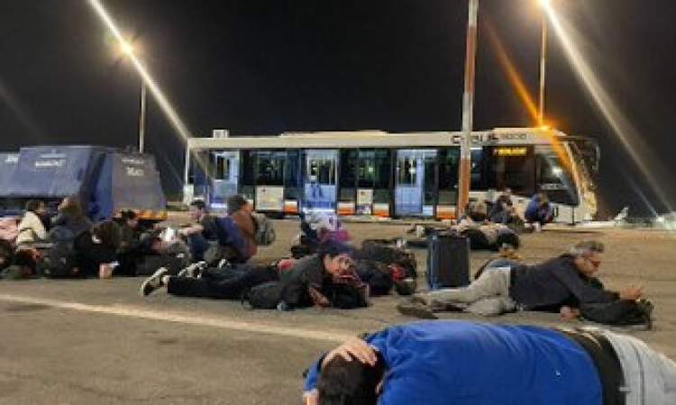 فيديو | مشاهد هروب المستوطنين في مطار "بن غوريون" عقب قصف يمني 