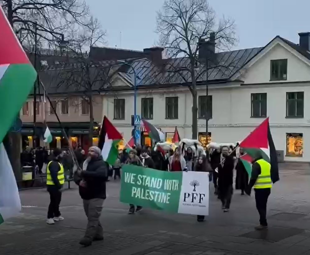 Video: Demonstration in Sweden, carrying dolls resembling bodies of Palestinian child martyred by IOF in Gaza