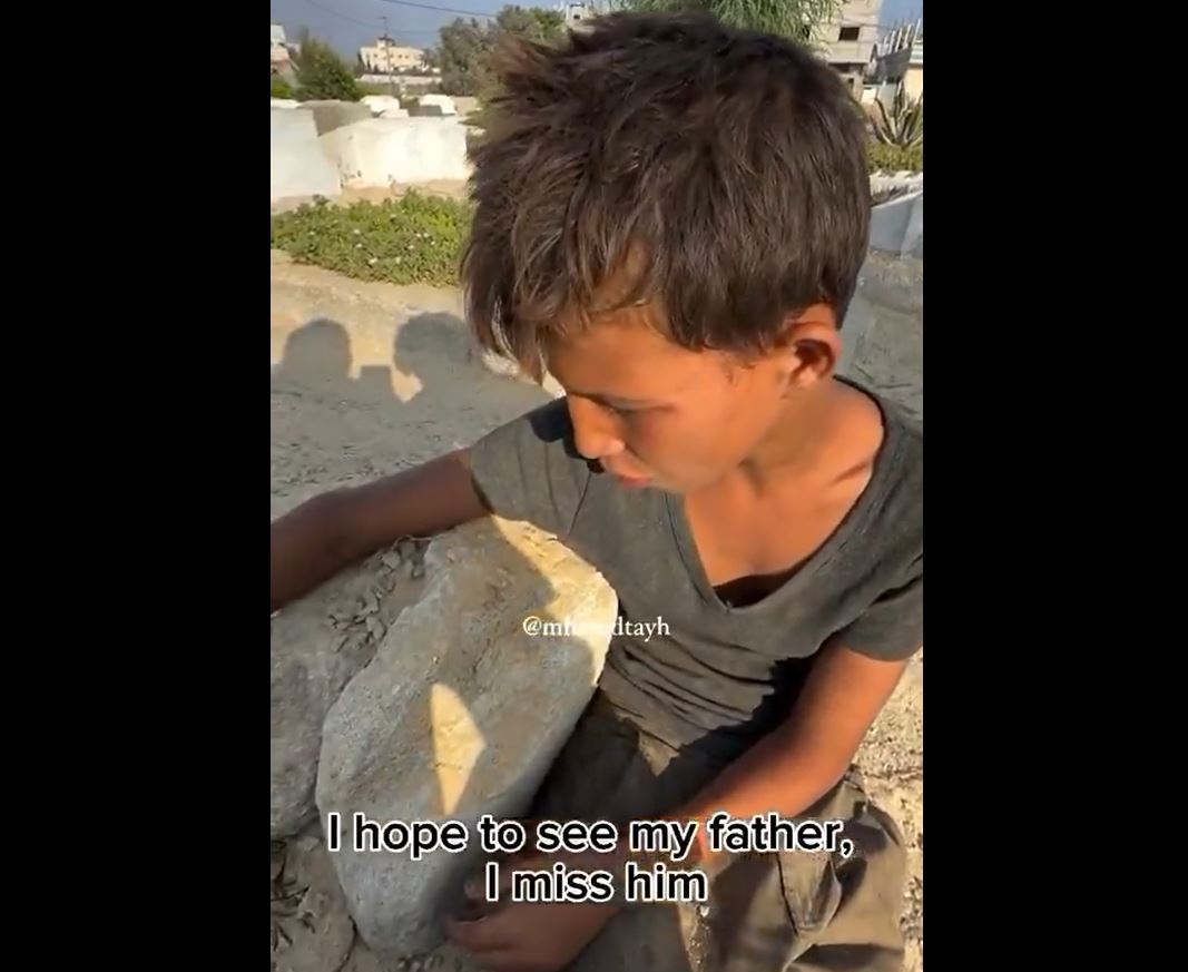 Video: Palestinian chiled next to grave of his father: "I want to see my father, I miss him"