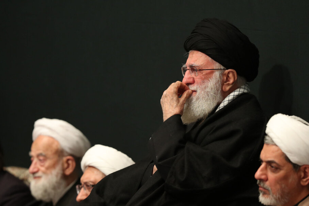 Ang presensya ni Imam Khamenei sa funeral prosesyo konseho sa Shahadat ni Seyyidah Hadrath Fatima Al-Zahra (sumakanya nawa ang kapayapaan)