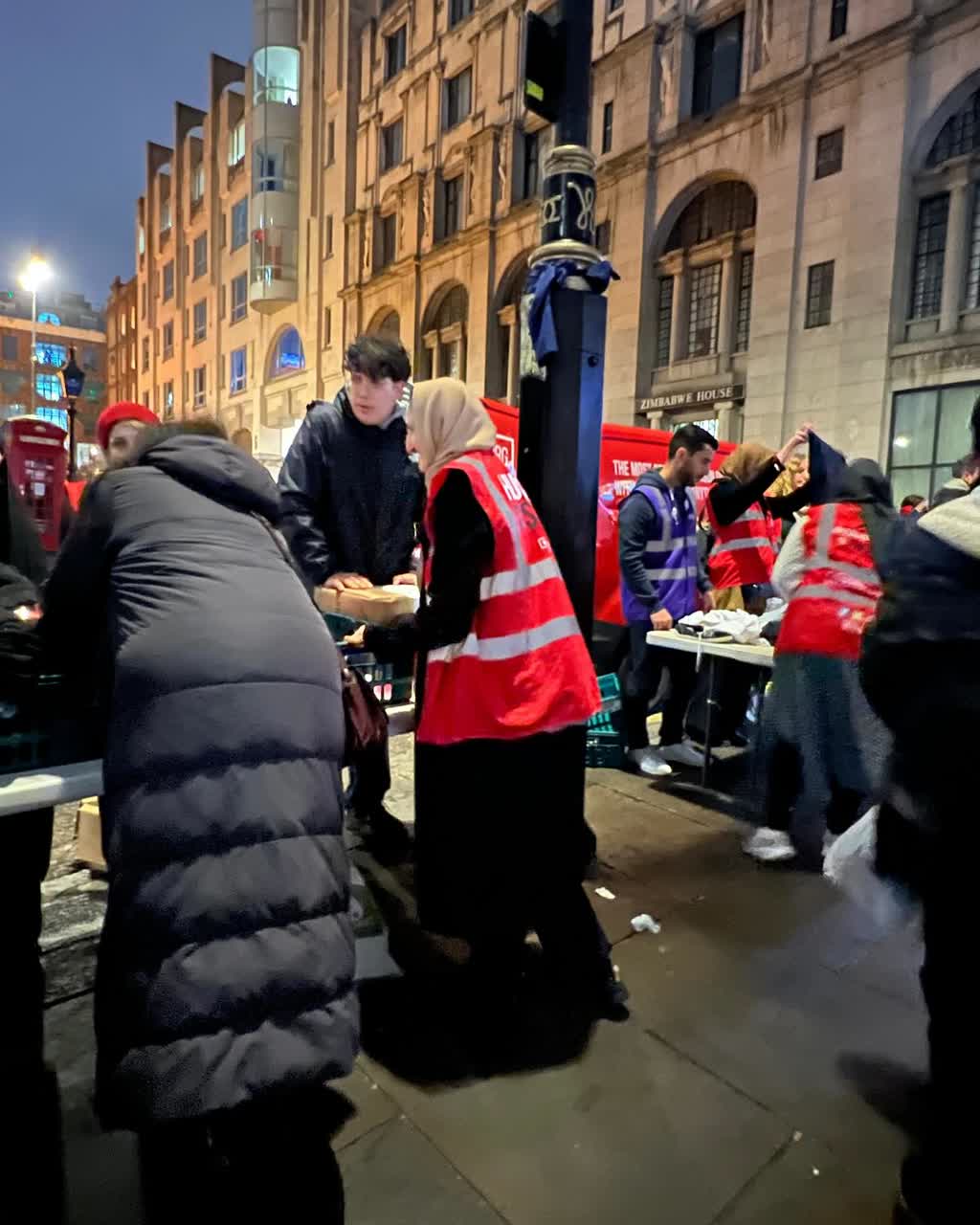 "Hüseyn Kimdir?" təşkilatının könüllüləri Londonda ehtiyacı olanlara xidmət edir / Foto