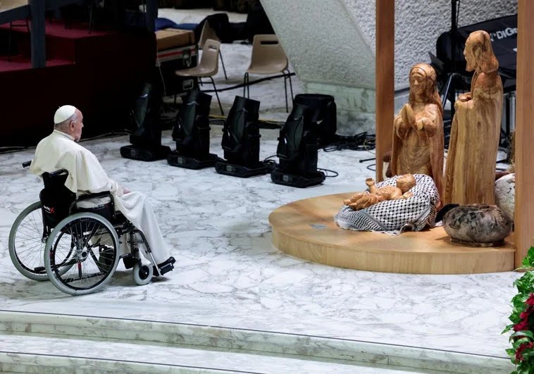 El Nacimiento del Vaticano de 2024: La representación cristiana del Profeta Jesús (P) reposa sobre un pañuelo palestino