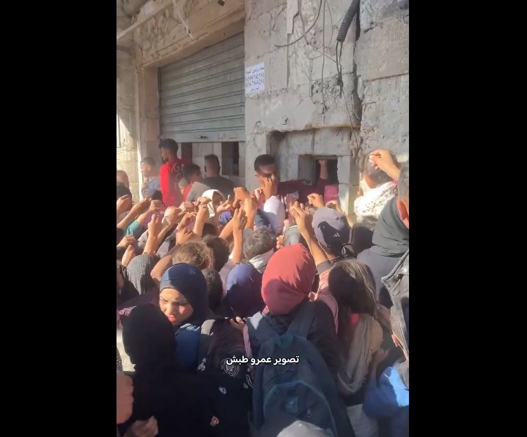 Video: Hundreds of Palestinians crowded outside a bakery in Khan Younis, trying to get some bread 