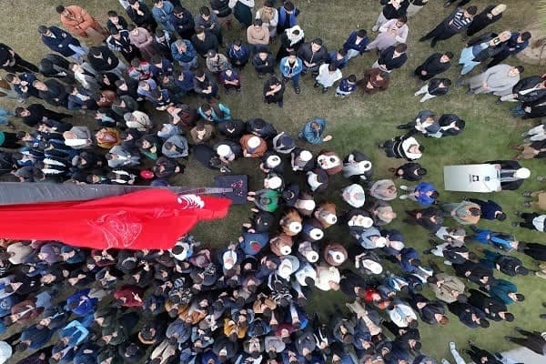 Bandeira Fatemida hasteada na Universidade de Islamabad no aniversário do martírio de Hazrat Zahra