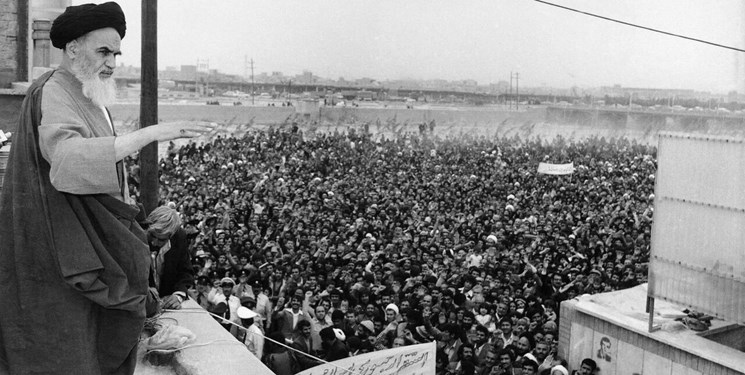 فيديو | على أعتاب انتصار الثورة الاسلامية.. الإمام الخميني (ره) صنع ثورة بإيمانه العميق وأعلنها "لا شرقية ولا غربية"