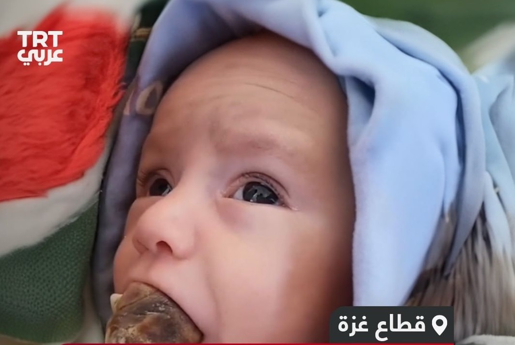Video Dayika Filistînî li şûna şîr xurma dide zaroka xwe