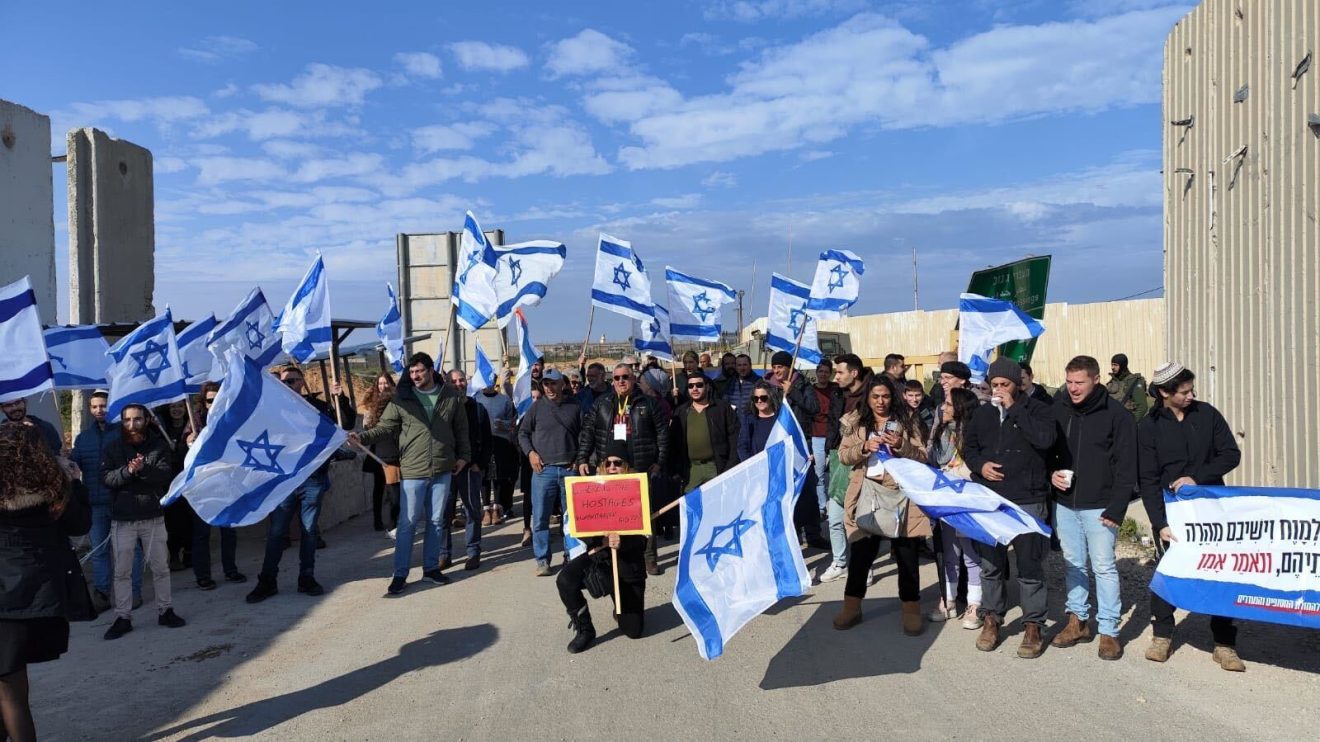 Right-wing Israeli protesters block humanitarian aid to Gaza at Nitzana crossing
