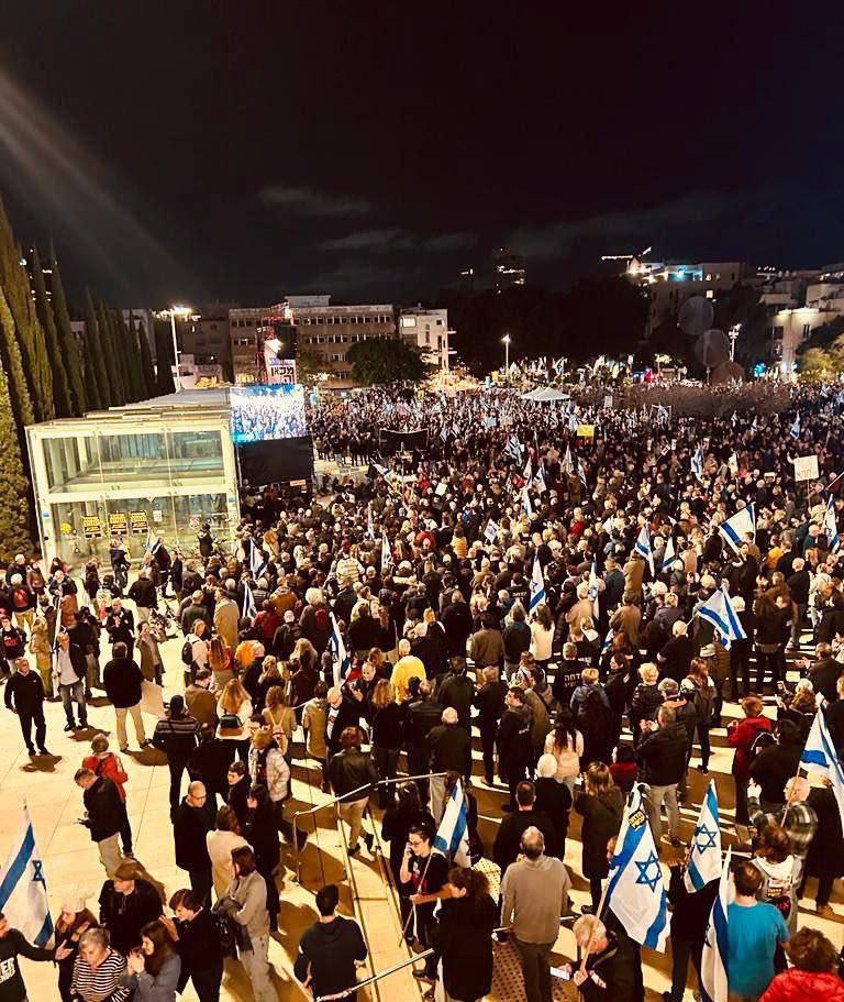 Video / Siyonist yerleşimcilerin Tel Aviv sokaklarında Netanyahu'nun derhal istifasını ve erken seçim yapılmasını talep eden büyük gösterileri