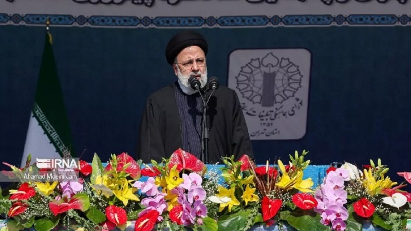 Iran, Fajr 45°, Raisi: "fortemente fedeli" al principio 'No all'Est' e 'No all'Ovest'