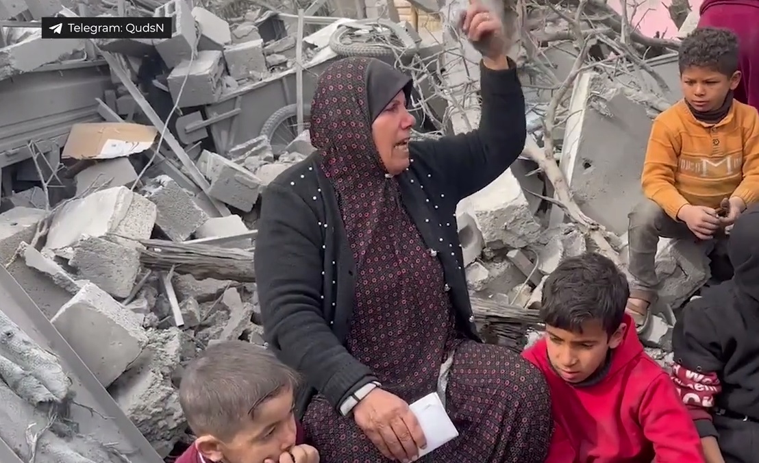 فيديو | رسالة سيدة فلسطينية من فوق ركام منازل برفح