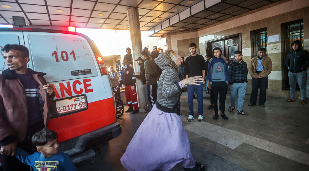  Desperate Palestinians fleeing Nasser hospital amid Israeli attacks 