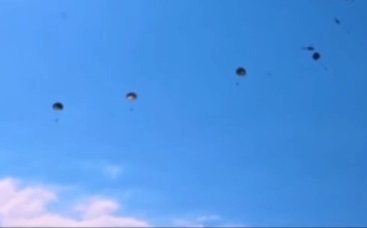 فيديو | مشاهد من العملية المشتركة التي نُفِذت عبر المظليين والغواصين من وحدات حرس الثورة