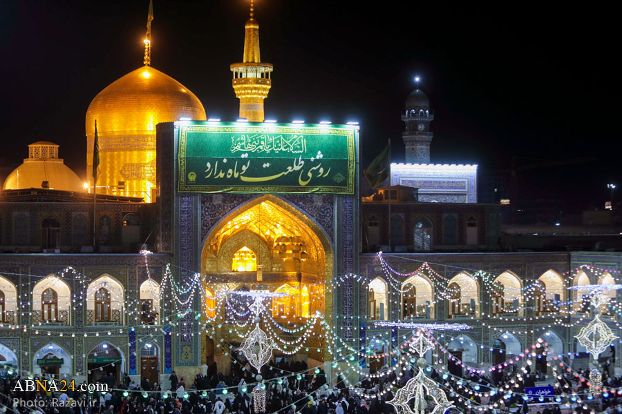 أرجاء حرم الإمام الرضا (ع) تتزين بالمصابيح والإنارات بمناسبة ولادة الإمام الحسين(ع) وأخيه العباس(ع)