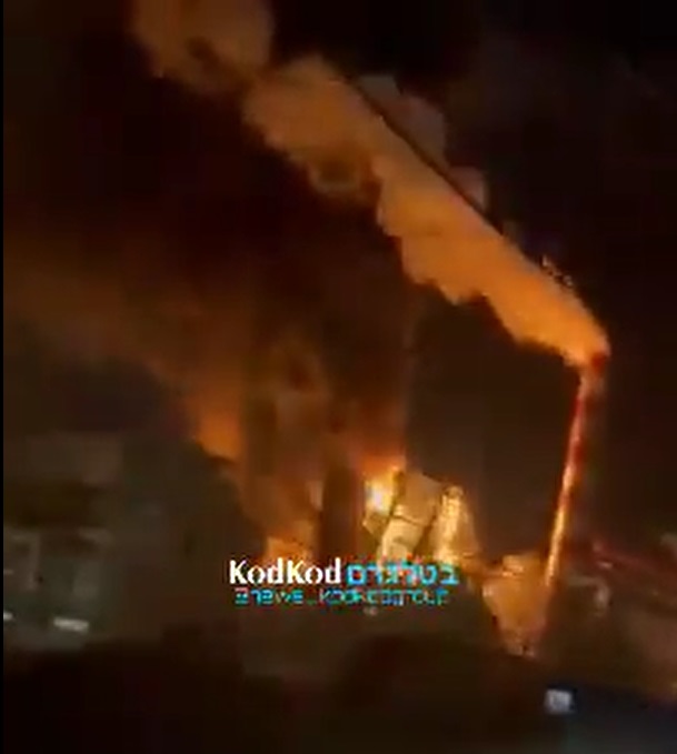 Video / Siyonist rejim işgalindeki Aşkelon Rafinerisinde büyük bir yangın meydana geldi.  Filistin Gazze Hamas Kassam Tugayları Yemen Husiler Hizbullah Palestine İsrail Amerika