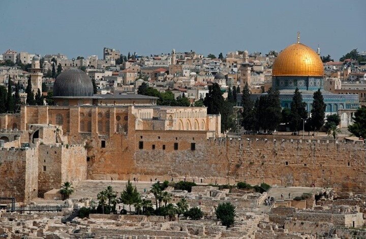 25 ألفا يصلون الجمعة بالأقصى رغم قيود واعتداءات الاحتلال