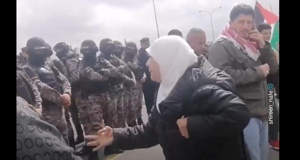 فيديو | سيدات غاضبات للشرطة الأردنية: تطعمون اليهود ولا تطعمون أهالي غزة