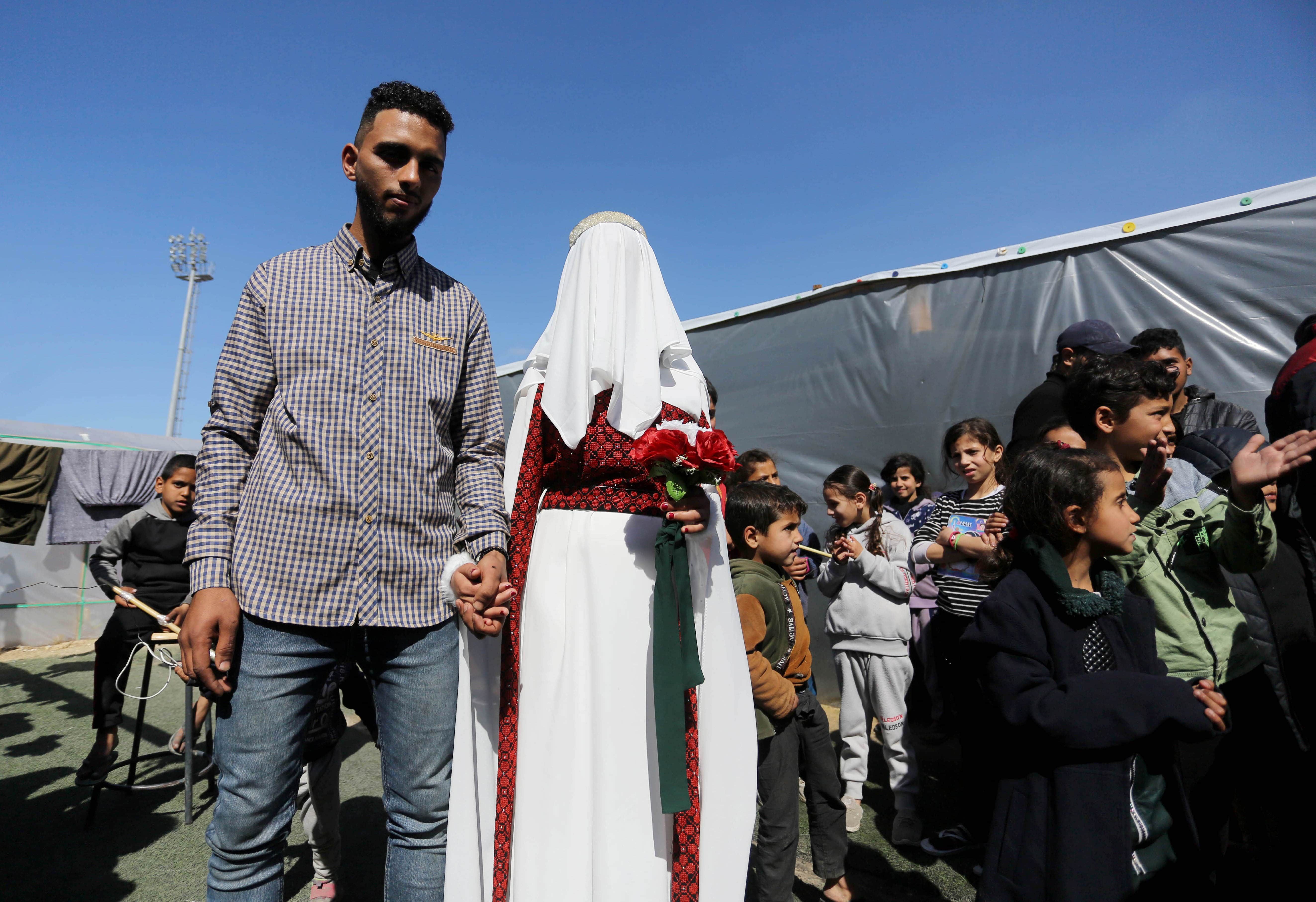 Palestinski par vjenčao se u izbjegličkom kampu u sjeni izraelskih napada na Gazu