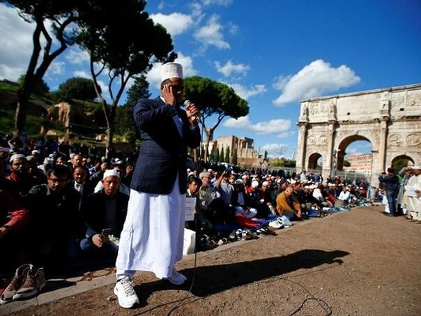 Načelnica grada u Italiji zabranila da muslimani obavljaju molitvu