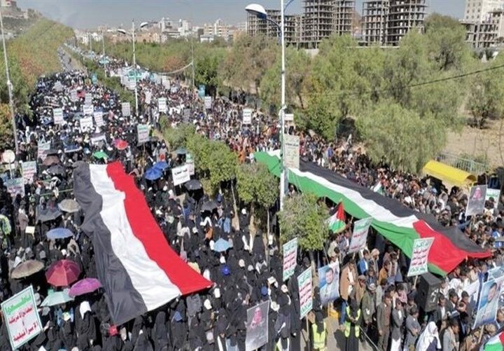 طوفان بشري يملأ ميدان السبعين بصنعاء اليمن نصرة للشعب الفلسطيني