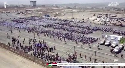 فيديو | عرض شعبي مهيب لخريجي الدورات العسكرية المفتوحة الدفعة الأولى في محافظة تعز