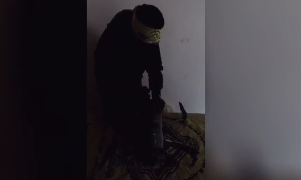 فيديو | مشاهد لطائرة مُسيرة «كواد كابتر» تم إسقاطها والإستيلاء عليها في قاطع شمال غزة