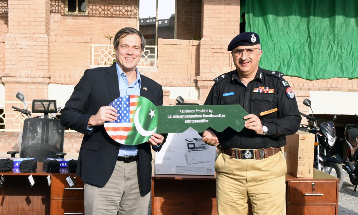 امریکی سفارتکار کا دورہ خیبرپختون خوا، ایف سی اور پولیس سربراہوں سے ملاقات