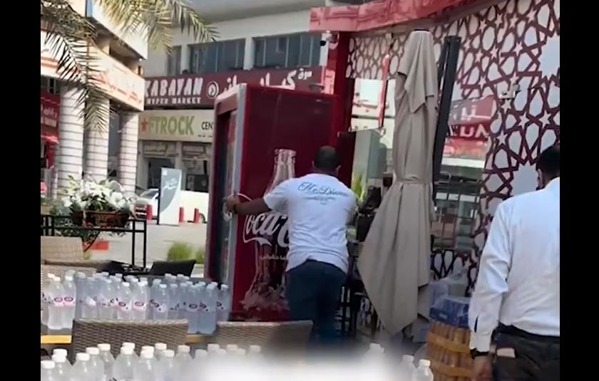 فيديو | شركة "كوكاكولا" الامريكية تعاقب صاحب مطعم مصري بسبب غزة